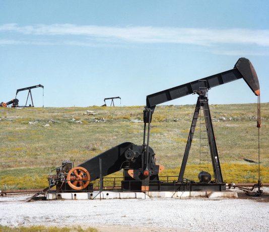 اليورو لا يزال تحت الضغط. oil_tanker, petroleum, refinery, pumps