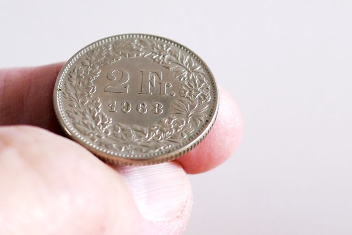 The US dollar dropped against the yen and the Swiss franc The US dollar dropped against the yen and the Swiss franc