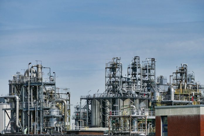 refinery-3613526_1920 Saudi Aramco plans to increase its oil production capacities despite investment cuts