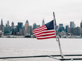 ارتفعت الأسهم الأمريكية إلى أعلى مستوى جديد. بفضل تنفيذ حزمة البنية التحتية لبايدن usa flag