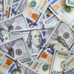 ضعف الدولار الأمريكي، ومعنويات إيجابية طويلة الأجل لكنه استمر حتى الآن dollars