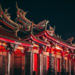 بدأت آسيا الأسبوع الجديد والأسواق بشكل غير متسق. A building in Asia during the night