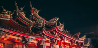 بدأت آسيا الأسبوع الجديد والأسواق بشكل غير متسق. A building in Asia during the night