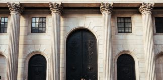 Η Τράπεζα της Αγγλίας ακολουθεί την Fed και αυξάνει τα επιτόκια. Η Βρετανία είναι επίσης μαστίζεται από τον πληθωρισμό Bank of England raises its base interest rate