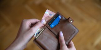 Visa, Mastercard y PayPal están cerrando en Rusia. Los bancos rusos quieren unirse al sistema de pagos chino Visa and Mastercard, which operate the same payment card network around the world, have decided to end their operations in Russia.