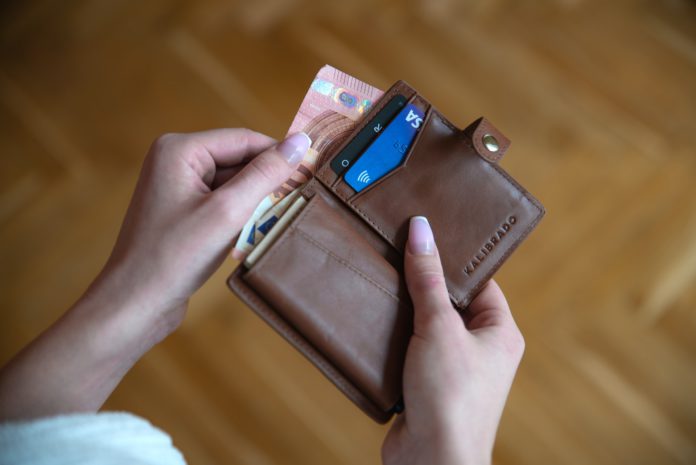 kreditní-karty Visa and Mastercard, which operate the same payment card network around the world, have decided to end their operations in Russia.