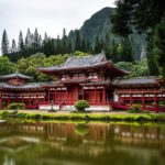 Asia comenzó la nueva semana en rojo. Asian building in the nature