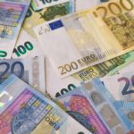 El euro cae a su nivel más débil en cinco años frente al dólar estadounidense Euro currency