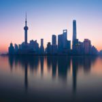 Shanghai profundiza su caída de varios días. Los inversores temen las medidas anti-covid Buildings in Shanghai