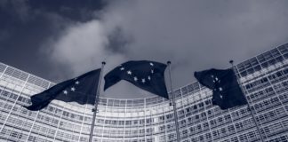 الاتحاد الأوروبي لا يخذل أهدافه المناخية، ولا حتى بسبب الحرب في أوكرانيا. Flags of the European Union