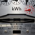 The European Commission is considering a windfall tax that would have the effect of a price cap on electricity The so-called windfall profit tax would apply to producers of electricity that produce electricity using sources other than natural gas. With its proceeds, european Union governments would compensate households for the increase in energy costs.