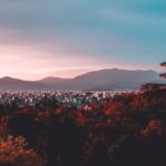The Japanese yen continues to lose ground against the dollar, breaking the psychological threshold The Japanese currency broke the 150 yen per dollar level against the dollar, its weakest since August 1990.