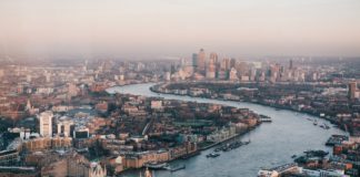 El gobierno británico está dando marcha atrás en su plan de recortes de impuestos. La libra responde fortaleciéndose British Prime Minister Liz Truss's cabinet has reconsidered its plan to cut taxes for the highest-earning citizens, which has caused a shock to the pound market.