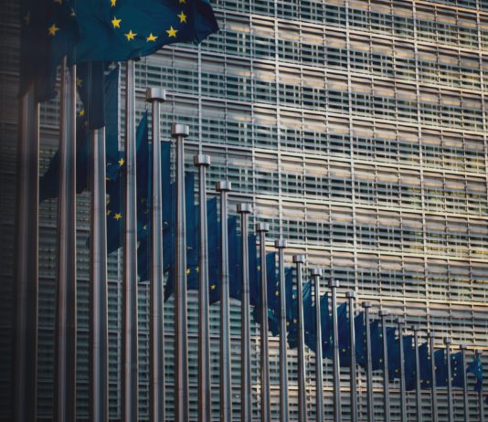 Egy európai jegybanktrió emelte az alapkamatokat The European single currency was weakening just before the European Central Bank's base interest rate was announced.
