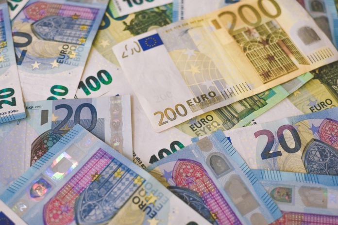 euro 3 Too rapid wage growth in the euro area is a risk that could contribute to inflation remaining at record levels for longer in euro-denominated countries.