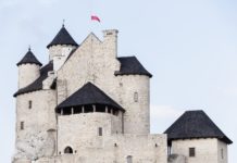 Polish refiner PKN Orlen buys Austrian petrol station network "Dzisiaj podpisaliśmy umowę przejęcia 266 stacji paliw w Austrii pod marką Turmöl, która jest trzecią co do wielkości marką detaliczną na tym rynku" - powiedział Daniel Obajtek, prezes spółki.