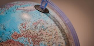 Gospodarka UE ponownie w stagnacji w III kwartale po rewizji danych W 20 krajach strefy euro gospodarka skurczyła się o 0,1%, w porównaniu ze wzrostem o 0,2% kwartał wcześniej.