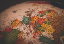 UniCredit: CEE economies to grow by three pct in 2024 and 2025 " نمو المعدلات في منطقة أوروبا الوسطى والشرقية قريبة من معدلاتها محتمل هذا سنة ، بينما أوروبا الغربية يكون أقل إنه محتمل مع نمو وقال دان بوكسا من يونيكريديت : " 0.5 بالمئة ". رئيس خبير اقتصادي ل الوسطى والشرقية أوروبا .