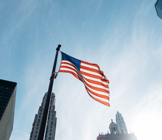 Dług publiczny USA po raz pierwszy przekroczył granicę 34 bilionów dolarów usa flag