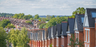 Hilera de casas adosadas británicas.