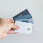A Capital One bank 35 milliárd dollárért vásárolja meg a Discover hitelkártya-kibocsátót Hitelkártyák, USA, Capital One, kártyák a kézben.