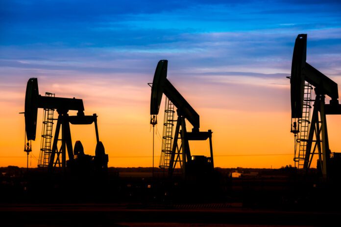 SilhouetteOfOilPumpsAtOilFieldWithNiceSunset oil, gaza, israel, russia, brent