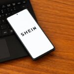 Akcje detalisty odzieży typu fast-fashion Shein tracą na giełdowym debiucie Shein. Source: Adobe Stock